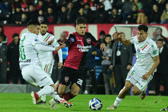 Rosario, Argentina.- En las fotos tomadas el 29 de junio del 2023, durante el partido entre Newell’s y Audax, por la fecha 6 de la Copa Sudamericana 2023 en el estadio Marcelo Bielsa. El argentino Newell’s Old Boys y el chileno Audax Italiano empataron 1-1, definiendo el pasaje de los rosarinos a octavos de final y los itálicos a un repechaje.