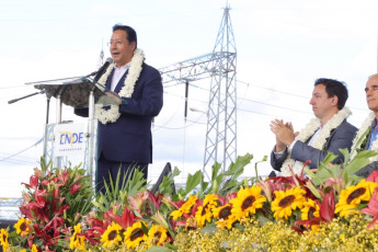 Yacuiba, Bolivia.- In the photos taken on June 1, 2023, the President of Bolivia, Luis Arce (front), met with his Argentine counterpart, Alberto Fernández, to deliver the Juana Azurduy de Padilla electroduct, the first electrical project between both countries. The plant contains two substations: one in the town of Yaguacua, Bolivia, and another in the city of Tartagal, Argentina, and was promoted based on the Memorandum of Understanding for the Exchange of Electric Power between Argentina and Bolivia, with a power of 132 kilowatts. and 110 kilometers in length.