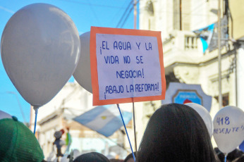 Jujuy, Argentina.- En las fotos tomadas el 26 de junio del 2023, estatales retoman medidas de fuerza y comunidades originarias mantienen los cortes de ruta. En el marco de las denuncias recibidas en las visitas realizadas a Jujuy la semana pasada, la Secretaría de Derechos Humanos de la Nación pidió a la justicia federal que inicie una investigación penal de forma urgente sobre el accionar de las fuerzas de seguridad provinciales en la feroz represión contra manifestantes.