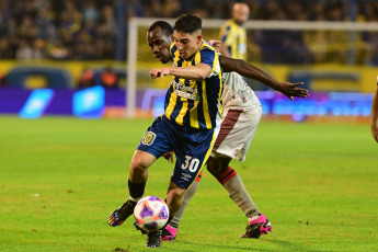 Rosario, Argentina.- En las fotos tomadas el 25 de junio del 2023, durante el partido entre Rosario Central y Colón de Santa Fe en el Estadio Gigante de Arroyito, en el marco de la fecha 21 de la Liga Profesional 2023. Rosario Central y Colón, igualaron 1-1, Eric Meza abrió el marcador para la visita y Alejo Véliz, tras un polémico penal, anotó el empate definitivo.