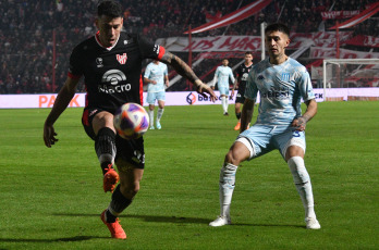 Buenos Aires, Argentina.- En las fotos tomadas el 12 de junio del 2023, durante el partido entre Instituto y Racing por la vigésima fecha de la Liga Profesional de Fútbol (LPF) en el estadio Juan Domingo Perón. Instituto, que tuvo el debut del entrenador Diego Dabove, empató contra Racing Club 1 a 1. Los locales se pusieron en ventaja en el primer tiempo con el tanto de Adrián Martínez a los 40 minutos del primer tiempo, mientras que la ‘Academia’ lo igualó con el gol del ingresado Maximiliano Moralez a los 27 del complemento.