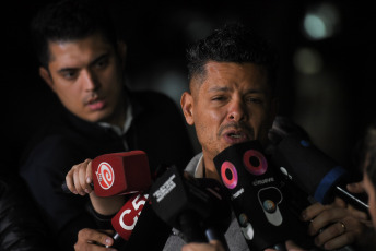 Buenos Aires, Argentina.- En las fotos tomadas el 6 de junio del 2023, el abogado del cantante L-Gante, Alejandro Cipolla (derecha), brindó declaraciones a la prensa tras la detención del artista, en un country de Moreno por privación ilegítima de la libertad, amenazas agravadas y tenencia ilegítima de armas de fuego, en el marco de una serie de allanamientos en esa localidad bonaerense, General Rodríguez y Luján.