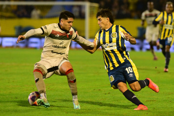 Rosario, Argentina.- In the photos taken on June 25, 2023, during the match between Rosario Central and Colón de Santa Fe at the Gigante de Arroyito Stadium, within the framework of the 21st date of the Professional League 2023. Rosario Central and Colón, equalized 1-1, Eric Meza opened the scoring for the visit and Alejo Véliz, after a controversial penalty, scored the final tie.