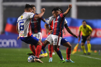 Buenos Aires, Argentina.- En las fotos tomadas el 27 de junio del 2023, durante el partido entre San Lorenzo y Estudiantes de Mérida por la sexta fecha del Grupo H de la Copa Sudamericana 2023 en el Estadio Pedro Bidegain. San Lorenzo goleó por 4-1 a Estudiantes de Mérida, y gracias al triunfo de Fortaleza ante Palestino, consiguió la clasificación a los 16avos de la competencia.