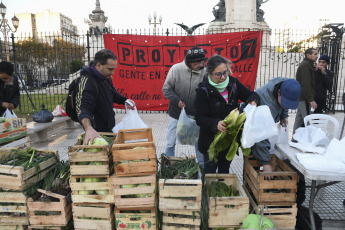 Buenos Aires, Argentina.- En las fotos tomadas el 14 de junio del 2023, organizaciones sociales entregan alimentos frente al Congreso de Buenos Aires, en medio de la situación económica que atraviesa el país. Argentina registró en mayo un incremento de los precios al consumidor de 7.8%, que lleva la inflación a 12 meses a 114.2%, informó el instituto oficial de estadísticas Indec. En lo que va del año, la inflación es de 42.2%.