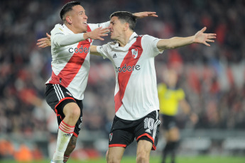 Buenos Aires, Argentina.- En las fotos tomadas el 22 de junio del 2023, durante el partido entre River Plate e Instituto en el Estadio Monumental. River Plate derrotó 3-1 a Instituto y estiró su diferencia a 10 puntos sobre su escolta, Talleres, que tiene un partido menos. Goles de Nicolás De La Cruz, Nacho Fernández y Lucas Beltrán para el conjunto de Martín Demichelis.