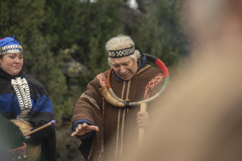 Rio Negro, Argentina.- En las fotos tomadas el 20 de junio del 2023, comunidades Mapuche, celebraron el Wiñoy Tripantu (año nuevo) en el solsticio de invierno. Para los pueblos indígenas de América del Sur el solsticio de invierno representa la llegada de un nuevo ciclo de vida de la Madre Tierra. Según sostienen en sus creencias, la luz solar tendrá una duración de aproximadamente nueve horas, por lo que el día más corto del año y, por lo tanto, la noche más larga da comienzo a un nuevo ciclo de la naturaleza y al inicio del invierno.