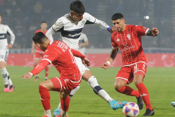 La Plata, Argentina.- En las fotos tomadas el 13 de junio del 2023, durante el partido entre Gimnasia y Huracán por la 20ma. fecha de la Liga Profesional Argentina en el Estadio Juan Carmelo Zerillo. Gimnasia venció por 1-0 a Huracán como local. El gol fue marcado por Cristian Tarragona, a los 89 minutos. En la próxima fecha, Gimnasia se medirá con Central Córdoba, mientras que Huracán tendrá como rival a Newell’s.