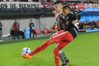 La Plata, Argentina.- En las fotos tomadas el 7 de junio del 2023, durante el partido entre Estudiantes de La Plata y Bragantino de Brasil por la Copa Sudamericana en el EstadioJorge Luis Hirschi. Estudiantes igualó 1-1 de local con Bragantino y ambos tienen 11 puntos, liderando el Grupo C del torneo. En la última fecha, Bragantino enfrentará a Tacuary y Estudiantes a Oriente Petrolero.