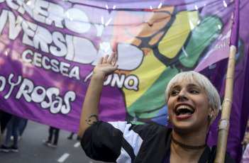 Buenos Aires, Argentina.- En las fotos tomadas el 3 de junio del 2023, una multitud se concentró frente al Congreso en Buenos Aires, al grito de 'ni una menos'. El asesinato de una joven a manos de un compañero de oficina que la acosaba enmarcó este sábado la octava marcha anual contra la violencia de género en Argentina donde en 2022 se registraron 252 femicidios, según la Corte Suprema de Justicia. La convocatoria, Ni una menos además hizo hincapié en las desigualdades económicas que sufren las mujeres.