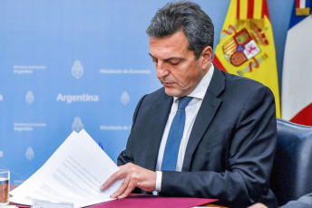 Buenos Aires, Argentina.- In the photos taken on June 26, 2023, the Minister of Economy, Sergio Massa, signed bilateral agreements with three member countries of the Paris Club, Spain, France and Sweden, to refinance the current debt with said agency, reported the Palace of Finance.