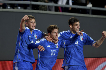 La Plata, Argentina.- En las fotos tomadas el 31 de mayo del 2023, Inglaterra se enfrenta a su par de Italia en el estadio Diego Armando Maradona de la capital bonaerense de La Plata, por los octavos de final del Mundial de la categoría Argentina 2023. Italia venció 2-1 a Inglaterra y se clasificó a los cuartos de final del Mundial Sub 20 y será nuevo rival de Colombia. Los goles fueron marcados por Tommaso Baldanzi y Cesare Casadei para la Scuadra Azzurra, y Alfie Devine para los Tres Leones.