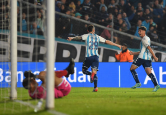 Buenos Aires, Argentina.- In the photos taken on June 22, 2023, during the match between Racing and Barracas Central in the Cilindro de Avellaneda, for the 21st. day of the Professional Football League. Racing and Barracas Central tied. The “Academia” goal was scored by Aníbal Moreno 20 minutes into the first stage, while Francisco Álvarez equalized for “Guapo” at 40 minutes of the second half.