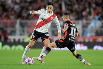 Buenos Aires, Argentina.- En las fotos tomadas el 22 de junio del 2023, durante el partido entre River Plate e Instituto en el Estadio Monumental. River Plate derrotó 3-1 a Instituto y estiró su diferencia a 10 puntos sobre su escolta, Talleres, que tiene un partido menos. Goles de Nicolás De La Cruz, Nacho Fernández y Lucas Beltrán para el conjunto de Martín Demichelis.