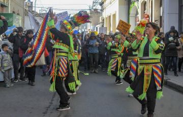 Jujuy, Argentina.- En las fotos tomadas el 14 de junio del 2023, miles de docentes, trabajadores estatales y militantes de organizaciones sociales marcharon en San Salvador de Jujuy en reclamo de una recomposición salarial y en contra de la reforma constitucional, así como por la derogación de un decreto del gobernador radical Gerardo Morales que "avanza en la criminalización de la protesta", donde autoriza la represión policial, da intervención directa a la Justicia penal y cobra multas a quienes corten calles u ocupen espacios públicos en demanda de mayores derechos.