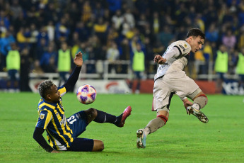 Rosario, Argentina.- In the photos taken on June 25, 2023, during the match between Rosario Central and Colón de Santa Fe at the Gigante de Arroyito Stadium, within the framework of the 21st date of the Professional League 2023. Rosario Central and Colón, equalized 1-1, Eric Meza opened the scoring for the visit and Alejo Véliz, after a controversial penalty, scored the final tie.