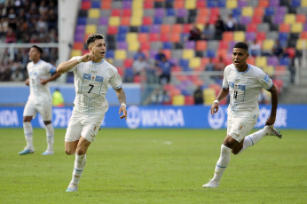 Santiago del Estero, Argentina.- En las fotos tomadas el 1 de junio del 2023, durante el partido entre Uruguay y Gambia por los octavos de final del Mundial Sub-20 en el estadio Madre de Ciudades en Santiago del Estero (norte). Uruguay venció a Gambia por 1 a 0 con el gol de Anderson Duarte (65) y avanzó a los cuartos de final del certamen ecuménico, donde afrontará un duelo frente a Estados Unidos.