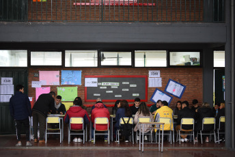 Tucumán, Argentina.- In the photos taken on June 11, 2023, Argentines cast their votes during the provincial elections in Argentina. During the national elections PASO (Open, Simultaneous and Mandatory Primaries) Peronism, for the moment, was left alone with the governorship of Tucumán (north), while the opposition right of Together for Change - made up of the Radical Civic Union ( UCR) and the Republican Proposal (PRO)- got good results in the San Luis (southeast), the Mendoza (west) primaries and in the Corrientes legislative elections.