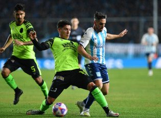 Buenos Aires, Argentina.- In the photos taken on June 22, 2023, during the match between Racing and Barracas Central in the Cilindro de Avellaneda, for the 21st. day of the Professional Football League. Racing and Barracas Central tied. The “Academia” goal was scored by Aníbal Moreno 20 minutes into the first stage, while Francisco Álvarez equalized for “Guapo” at 40 minutes of the second half.