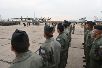 Buenos Aires, Argentina.- En las fotos tomadas el 6 de junio del 2023, el ministro de Defensa, Jorge Taiana, encabezó acto de incorporación de aeronave Hércules para la Fuerza Aérea. La aeronave, Hércules C-130H fue enviada por Estados Unidos, en el marco de un intercambio de cooperación militar que desde Washington definieron como “histórico” entre ambos países.