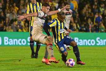 Rosario, Argentina.- In the photos taken on June 25, 2023, during the match between Rosario Central and Colón de Santa Fe at the Gigante de Arroyito Stadium, within the framework of the 21st date of the Professional League 2023. Rosario Central and Colón, equalized 1-1, Eric Meza opened the scoring for the visit and Alejo Véliz, after a controversial penalty, scored the final tie.