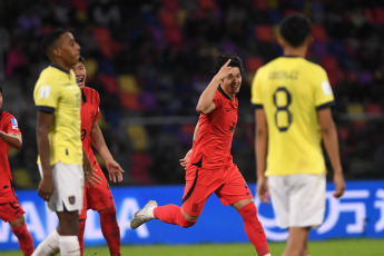 Santiago del Estero, Argentina.- En las fotos tomadas el 1 de junio del 2023, durante el partido entre Corea del Sur y Ecuador por los octavos de final de la Copa Mundial Sub-20 en el Estadio Único Madre de Ciudades, en Santiago del Estero. Corea del Sur derrotó a Ecuador por 3-2 con los goles de Lee Young-jun y Bae Jun-ho, en el primer tiempo, y de Choi Seok-hyun, a inicios del segundo tiempo. La selección surcoreana, se enfrentará a Nigeria en los cuartos de final.