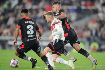 Buenos Aires, Argentina.- En las fotos tomadas el 22 de junio del 2023, durante el partido entre River Plate e Instituto en el Estadio Monumental. River Plate derrotó 3-1 a Instituto y estiró su diferencia a 10 puntos sobre su escolta, Talleres, que tiene un partido menos. Goles de Nicolás De La Cruz, Nacho Fernández y Lucas Beltrán para el conjunto de Martín Demichelis.