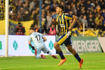 Rosario, Argentina.- In the photos taken on June 25, 2023, during the match between Rosario Central and Colón de Santa Fe at the Gigante de Arroyito Stadium, within the framework of the 21st date of the Professional League 2023. Rosario Central and Colón, equalized 1-1, Eric Meza opened the scoring for the visit and Alejo Véliz, after a controversial penalty, scored the final tie.