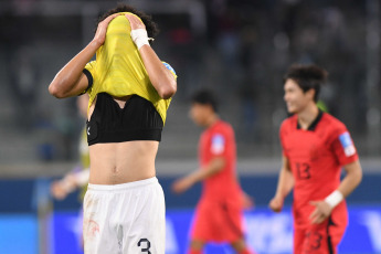 Santiago del Estero, Argentina.- En las fotos tomadas el 1 de junio del 2023, durante el partido entre Corea del Sur y Ecuador por los octavos de final de la Copa Mundial Sub-20 en el Estadio Único Madre de Ciudades, en Santiago del Estero. Corea del Sur derrotó a Ecuador por 3-2 con los goles de Lee Young-jun y Bae Jun-ho, en el primer tiempo, y de Choi Seok-hyun, a inicios del segundo tiempo. La selección surcoreana, se enfrentará a Nigeria en los cuartos de final.