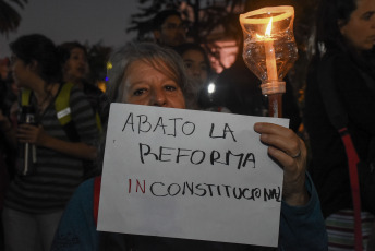 Jujuy, Argentina.- En las fotos tomadas el 25 de junio del 2023, docentes autoconvocados de Jujuy se manifestaron en contra de la decisión de levantar el paro, en reclamo de salarios dignos, contra la reforma constitucional, y exigieron la realización de una nueva asamblea que garantice una participación más amplia. La semana pasada, tras la violenta represión policial en la provincia durante una protesta contra la reforma constitucional, que causó más de 170 heridos y 68 detenidos, las autoridades del Gobierno buscaron avanzaron con "una mejora salarial" a fin de que los docentes retornen a las clases.