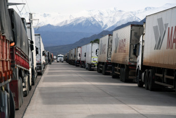 Mendoza, Argentina.- In the photos taken on June 28, 2023, it shows the carriers stranded in Uspallata after the closure of the Cristo Redentor international crossing. The heavy rains on the Chilean side of the International Corridor and the large amount of water and snow that has precipitated have left the roads in the neighboring country in very poor condition. Due to this, and preventively, the Cristo Redentor Pass will remain closed for at least one more week while the repair tasks are carried out, reported the Argentine Coordination.