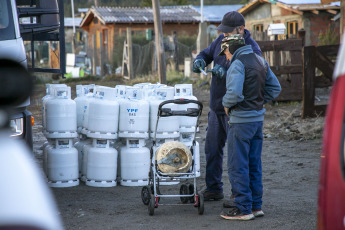 Rio Negro, Argentina.- In the photos taken on June 21, 2023, authorities distribute gas cylinders, as part of the 'Plan Calor Gas' for those most vulnerable sectors that live in the coldest areas of the province from Rio Negro and who do not have access to natural gas. The National Meteorological Service (SMN) issued a series of warnings for significant snowfall that may affect the provinces of La Rioja, San Juan and Catamarca. Meanwhile, in the center and west of Chubut, the yellow alert is maintained due to extreme temperatures due to cold.