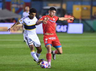 Sarandí, Argentina.- En las fotos tomadas el 1 de junio del 2023, durante el partido entre Arsenal y Boca en la jornada 19 de la Liga Profesional Argentina en el Estadio Julio Humberto Grondona. Arsenal venció por 1-0 a Boca como local. El gol fue marcado por Joaquin Pombo, a los 25 minutos. En la próxima fecha, Boca se medirá con Lanús, mientras que Arsenal tendrá como rival a Talleres.