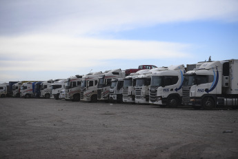 Mendoza, Argentina.- In the photos taken on June 27, 2023, it shows the trucks stranded in Mendoza due to the temporary closure of the Cristo Redentor International Pass. The Mendoza Truck Owners Association (Aprocam) reported that there are at least 2,000 trucks stranded and indicated that "the situation is serious" due to the snow and rain storm last week that destroyed stretches of road on the Chilean side, where landslides were recorded that left large rocks in the middle of the road.