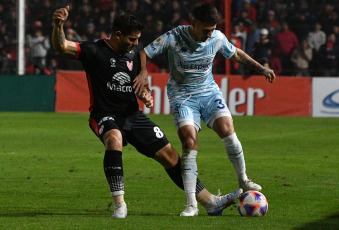 Buenos Aires, Argentina.- En las fotos tomadas el 12 de junio del 2023, durante el partido entre Instituto y Racing por la vigésima fecha de la Liga Profesional de Fútbol (LPF) en el estadio Juan Domingo Perón. Instituto, que tuvo el debut del entrenador Diego Dabove, empató contra Racing Club 1 a 1. Los locales se pusieron en ventaja en el primer tiempo con el tanto de Adrián Martínez a los 40 minutos del primer tiempo, mientras que la ‘Academia’ lo igualó con el gol del ingresado Maximiliano Moralez a los 27 del complemento.