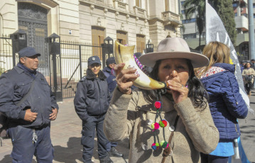 Jujuy, Argentina.- En las fotos tomadas el 14 de junio del 2023, miles de docentes, trabajadores estatales y militantes de organizaciones sociales marcharon en San Salvador de Jujuy en reclamo de una recomposición salarial y en contra de la reforma constitucional, así como por la derogación de un decreto del gobernador radical Gerardo Morales que "avanza en la criminalización de la protesta", donde autoriza la represión policial, da intervención directa a la Justicia penal y cobra multas a quienes corten calles u ocupen espacios públicos en demanda de mayores derechos.