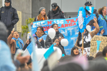 Jujuy, Argentina.- En las fotos tomadas el 28 de junio del 2023, docentes agrupados en la Asociación de Educadores Provinciales (Adep) de Jujuy, marcharon hasta la sede del ministerio de Educación local, en reclamo de paritarias y contra la reforma de la Constitución aprobada y jurada la semana pasada. En las protestas, la Policía de Jujuy, rodeó a los manifestantes que permanecían en el corte de la ruta nacional. Según el relato de los manifestantes, la situación durante el día fue tensa pues “durante la mañana nos tenían rodeados apuntando con armas" y con policías a caballo "en una situación que (hacía pensar que) ya nos reprimían".