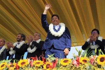 Yacuiba, Bolivia.- En las fotos tomadas el 1 de junio del 2023, el Presidente de Bolivia, Luis Arce (frente), se reunió con su homólogo de Argentina, Alberto Fernández, para realizar la entrega del electroducto Juana Azurduy de Padilla, el primer proyecto eléctrico entre ambos países. La planta contiene dos subestaciones: una en la localidad de Yaguacua, Bolivia, y otra en la ciudad de Tartagal, Argentina y fue impulsada a partir del Memorándum de Entendimiento para el Intercambio de Energía Eléctrica entre Argentina y Bolivia, con una potencia de 132 kilovatios y 110 kilómetros de longitud.