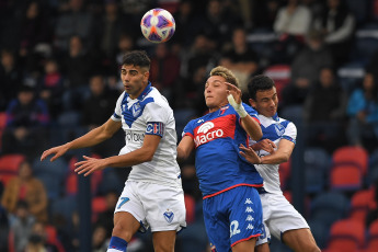 Buenos Aires, Argentina.- En las fotos tomadas el 22 de junio del 2023, durante el partido entre Tigre y Vélez por la jornada 21 de la Liga Profesional Argentina en el Estadio Monumental de Victoria. Tigre venció por 2-1 a Vélez como local. En la próxima fecha, Tigre se medirá con Defensa y Justicia, mientras que Vélez tendrá como rival a Arsenal.