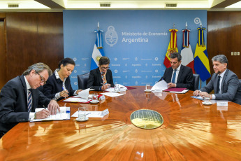 Buenos Aires, Argentina.- In the photos taken on June 26, 2023, the Minister of Economy, Sergio Massa (2nd right), signed bilateral agreements with three member countries of the Paris Club, Spain, France and Sweden, to refinance the current debt with said agency, reported the Palace of Finance.