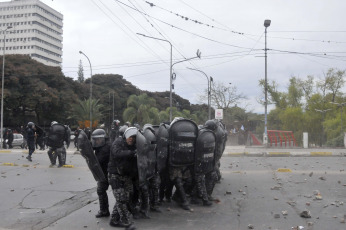 Jujuy, Argentina.- En las fotos tomadas el 20 de junio del 2023, varias decenas de personas resultaron heridas, una de ellas de gravedad, en fuertes enfrentamientos entre manifestantes y policías en Jujuy, en el noroeste de Argentina. Los altercados se dieron mientras la legislatura provincial instauraba una nueva Constitución que penaliza algunas formas de protesta.