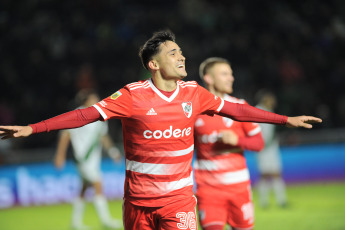 Buenos Aires, Argentina.- En las fotos tomadas el 12 de junio del 2023, durante el partido entre River y Banfield por la jornada 20 de la Liga Profesional Argentina en el Estadio Florencio Solá. River venció por 4-1 a Banfield como visitante. Para Banfield el gol fue marcado por Milton Giménez (a los 40 minutos). Para River los goles fueron marcados por Lucas Beltrán (a los 6, 48 minutos), Pablo Solari (a los 21 minutos) y Salomón Rondón (a los 94 minutos). En la próxima fecha, River se medirá con Instituto, mientras que Banfield tendrá como rival a Belgrano.