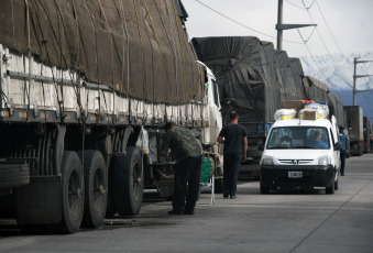 Mendoza, Argentina.- In the photos taken on June 28, 2023, it shows the carriers stranded in Uspallata after the closure of the Cristo Redentor international crossing. The heavy rains on the Chilean side of the International Corridor and the large amount of water and snow that has precipitated have left the roads in the neighboring country in very poor condition. Due to this, and preventively, the Cristo Redentor Pass will remain closed for at least one more week while the repair tasks are carried out, reported the Argentine Coordination.