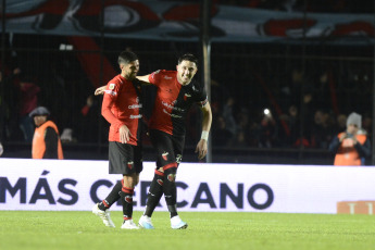 Santa Fe, Argentina.- En las fotos tomadas el 13 de junio del 2023, durante el partido entre Colón y Estudiantes en un partido de la jornada 20 de la Liga Profesional Argentina, en el Estadio Brigadier Gral. Estanislao López. Colón venció por 1-0 a Estudiantes como local, con gol de Facundo Garcés, a los 34 minutos. En la próxima fecha, Estudiantes se medirá con San Lorenzo, mientras que Colón tendrá como rival a Rosario Central.