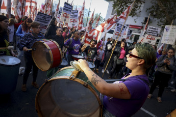 Buenos Aires, Argentina.- En las fotos tomadas el 3 de junio del 2023, una multitud se concentró frente al Congreso en Buenos Aires, al grito de 'ni una menos'. El asesinato de una joven a manos de un compañero de oficina que la acosaba enmarcó este sábado la octava marcha anual contra la violencia de género en Argentina donde en 2022 se registraron 252 femicidios, según la Corte Suprema de Justicia. La convocatoria, Ni una menos además hizo hincapié en las desigualdades económicas que sufren las mujeres.