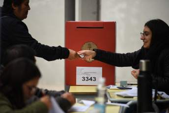 Tucumán, Argentina.- In the photos taken on June 11, 2023, Argentines cast their votes during the provincial elections in Argentina. During the national elections PASO (Open, Simultaneous and Mandatory Primaries) Peronism, for the moment, was left alone with the governorship of Tucumán (north), while the opposition right of Together for Change - made up of the Radical Civic Union ( UCR) and the Republican Proposal (PRO)- got good results in the San Luis (southeast), the Mendoza (west) primaries and in the Corrientes legislative elections.