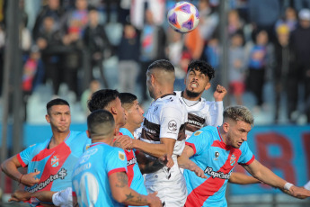 Sarandí, Argentina.- En las fotos tomadas el 25 de junio del 2023, durante el partido entre Platense y Arsenal por la jornada 21 de la Liga Profesional Argentina en el Estadio Julio Humberto Grondona. Platense venció por 2-0 a Arsenal como visitante. Para Platense los goles fueron marcados por Sasha Marcich (a los 46 minutos) y Franco Baldassarra (a los 87 minutos). En la próxima fecha, Platense se medirá con Lanús, mientras que Arsenal tendrá como rival a Vélez.