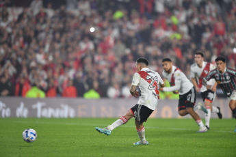 Buenos Aires, Argentina.- In the photos taken on June 7, 2023, during the match between River Plate and Fluminense at the Monumental Stadium for matchday 5 of group D of the Copa Libertadores. River remains in the fight to advance to the round of 16 of the Copa Libertadores after beating Fluminense 2-0 and climbing to second place in group D.