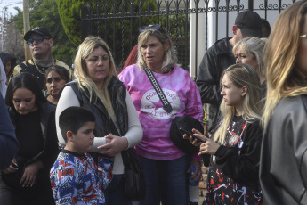 Buenos Aires, Argentina.- En las fotos tomadas el 8 de junio del 2023, familiares y simpatizantes de Elián Ángel Valenzuela, conocido como L-Gante, esperan la indagatoria del cantante en el marco de la causa en la que fue detenido acusado de amenazas y la privación ilegal de la libertad de dos personas en un hecho ocurrido en mayo pasado tras una pelea a la salida de un boliche de la localidad bonaerense de General Rodríguez, informaron fuentes judiciales.