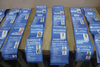 Formosa, Argentina.- En las fotos tomadas el 25 de junio del 2023, las personas emiten su voto en los comicios locales de Córdoba y Formosa. En el preámbulo de las elecciones generales de octubre próximo, dos provincias argentinas acudieron a las urnas este domingo, Formosa y Córdoba. Con más del 90